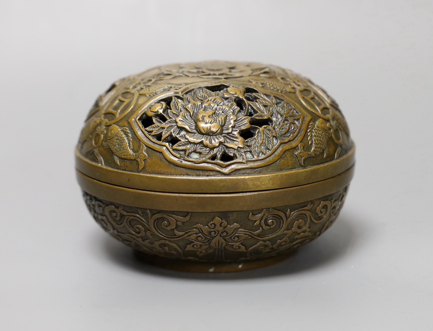 A Chinese bronze censer and cover 13cm
